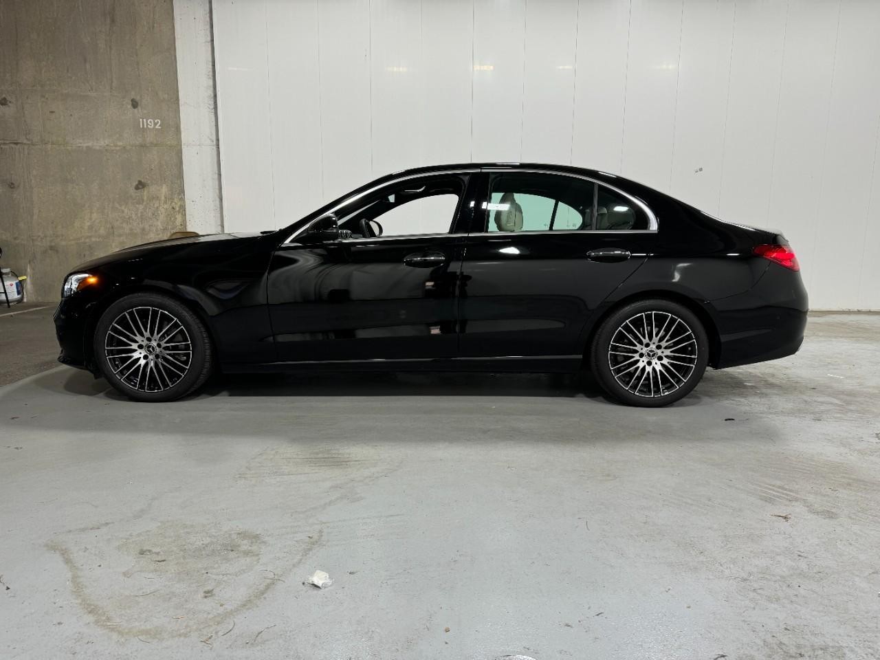 Mercedes-Benz C-Class Vehicle Full-screen Gallery Image 2