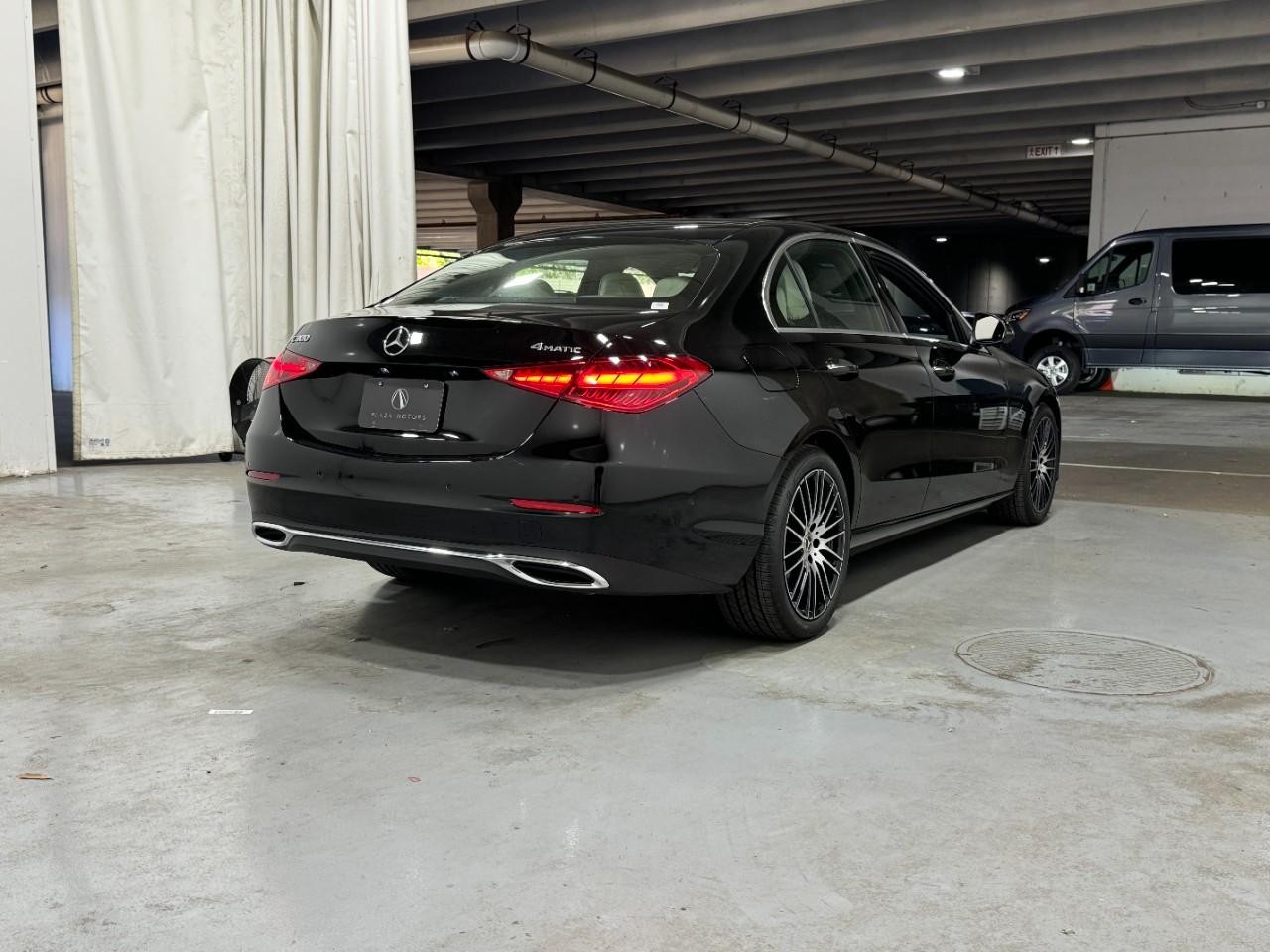 Mercedes-Benz C-Class Vehicle Full-screen Gallery Image 4