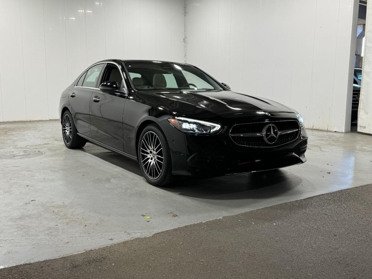 Mercedes-Benz C-Class Vehicle Full-screen Gallery Image 6