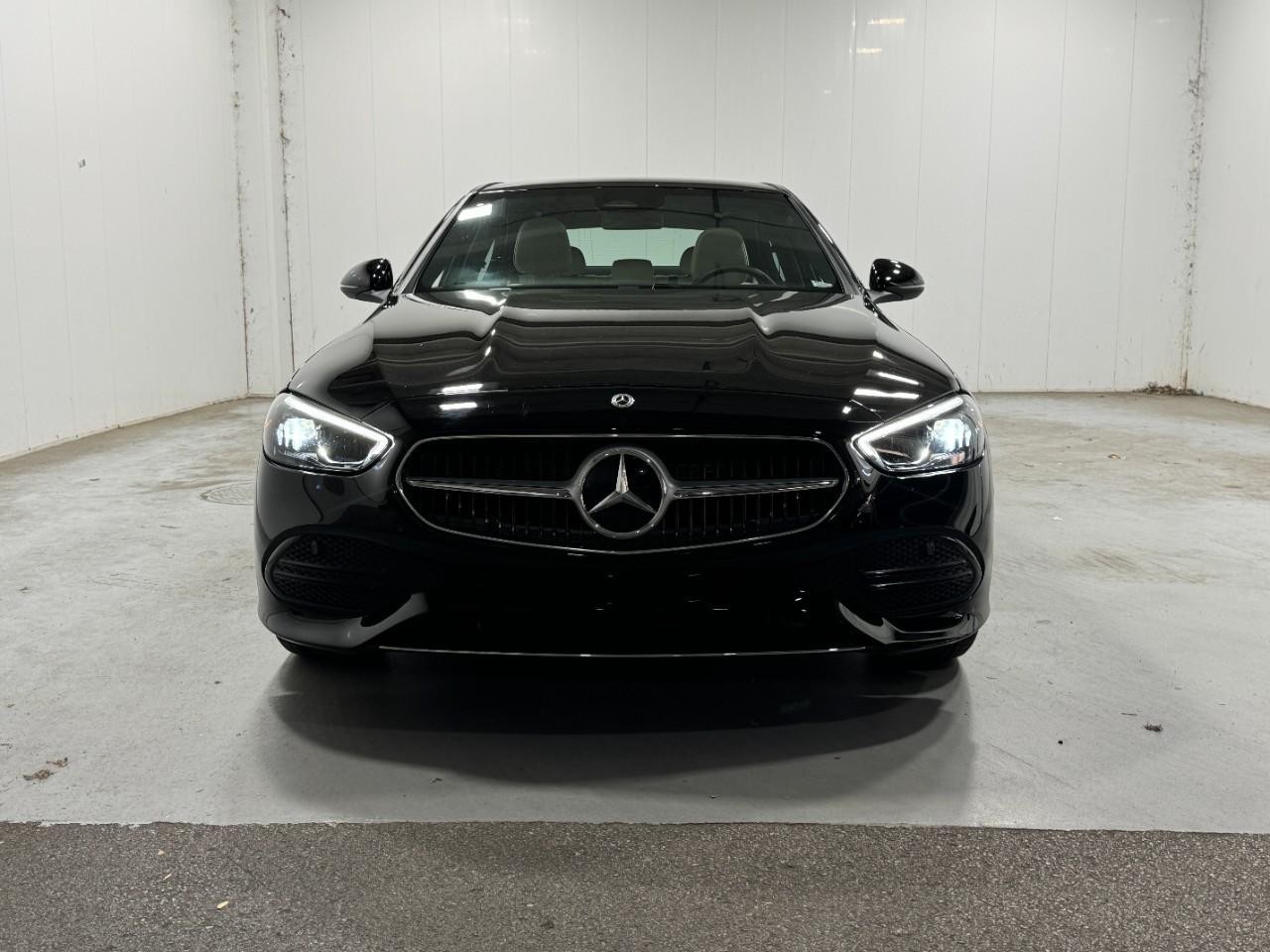 Mercedes-Benz C-Class Vehicle Full-screen Gallery Image 7