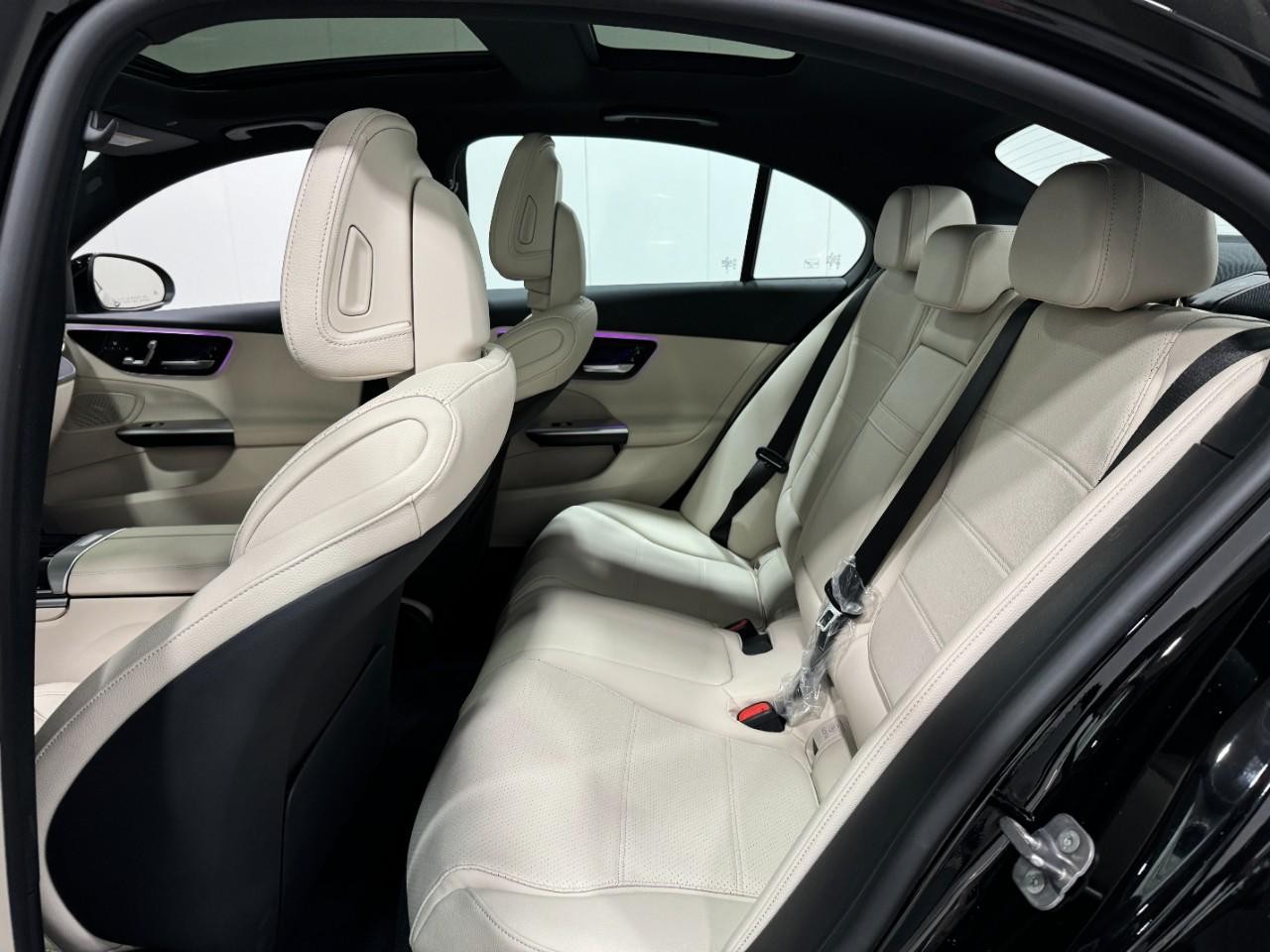 Mercedes-Benz C-Class Vehicle Full-screen Gallery Image 8