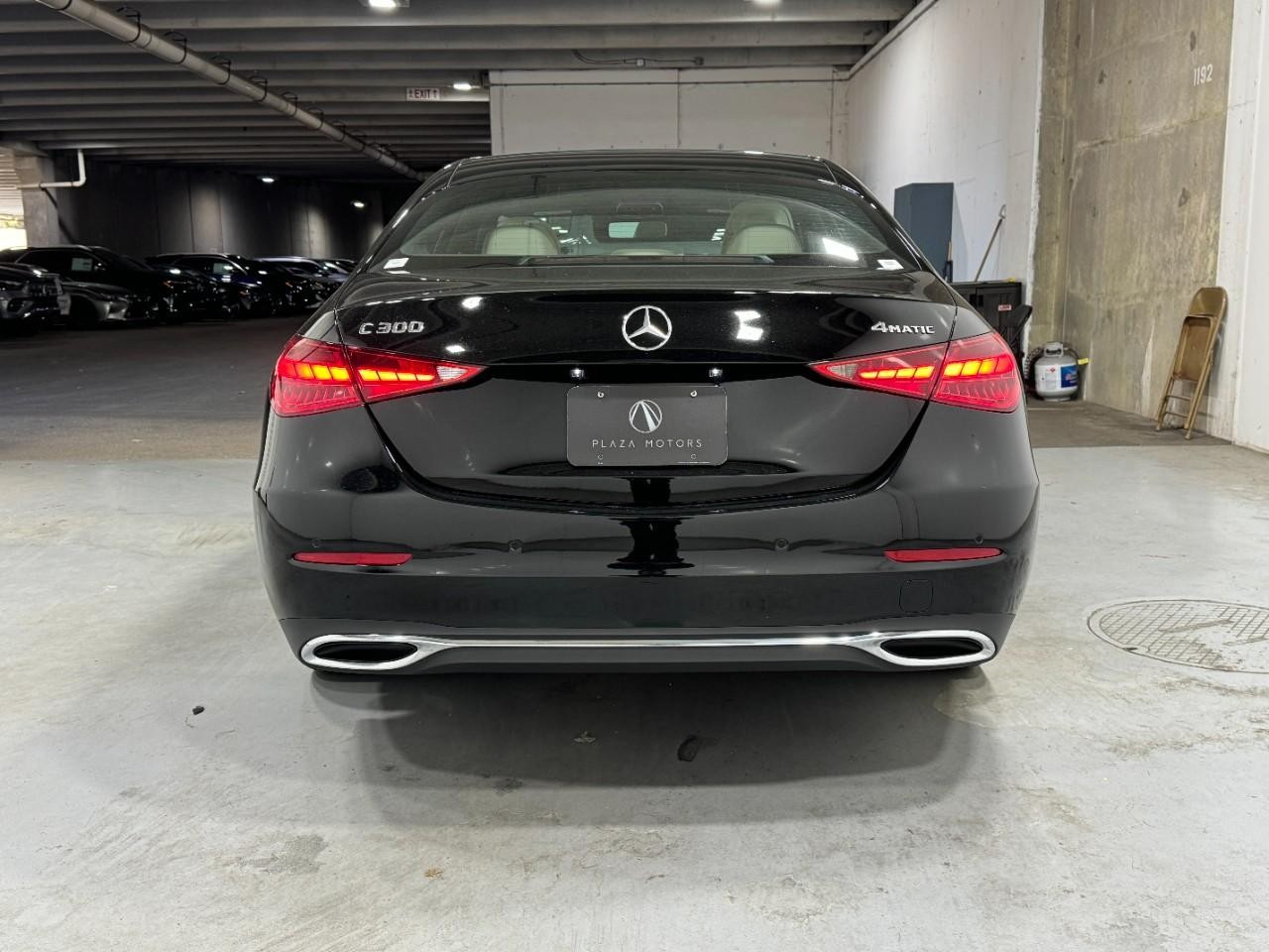 Mercedes-Benz C-Class Vehicle Full-screen Gallery Image 9