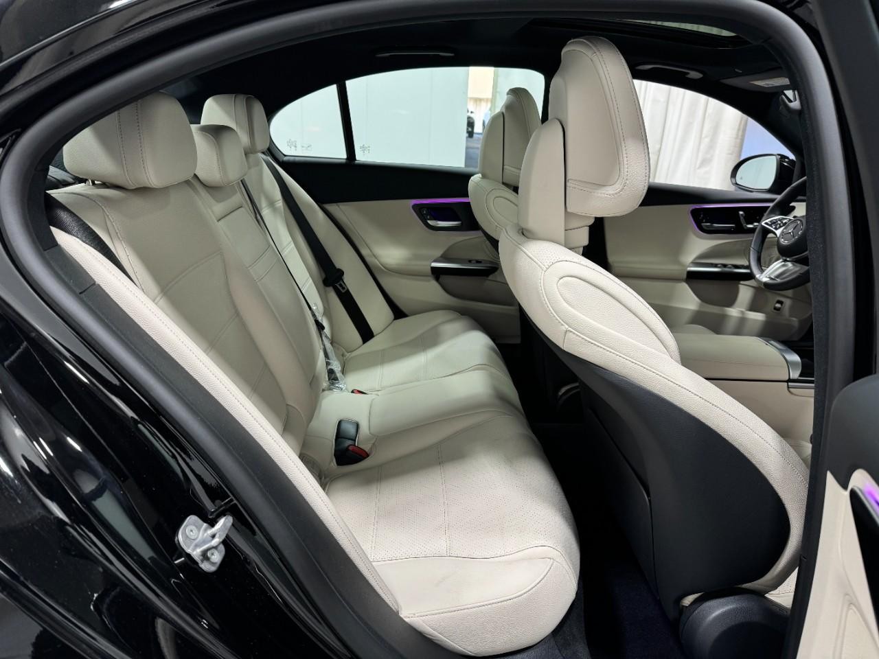 Mercedes-Benz C-Class Vehicle Full-screen Gallery Image 10