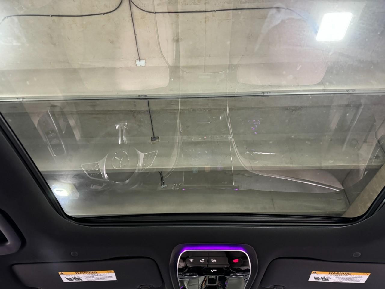 Mercedes-Benz C-Class Vehicle Full-screen Gallery Image 11