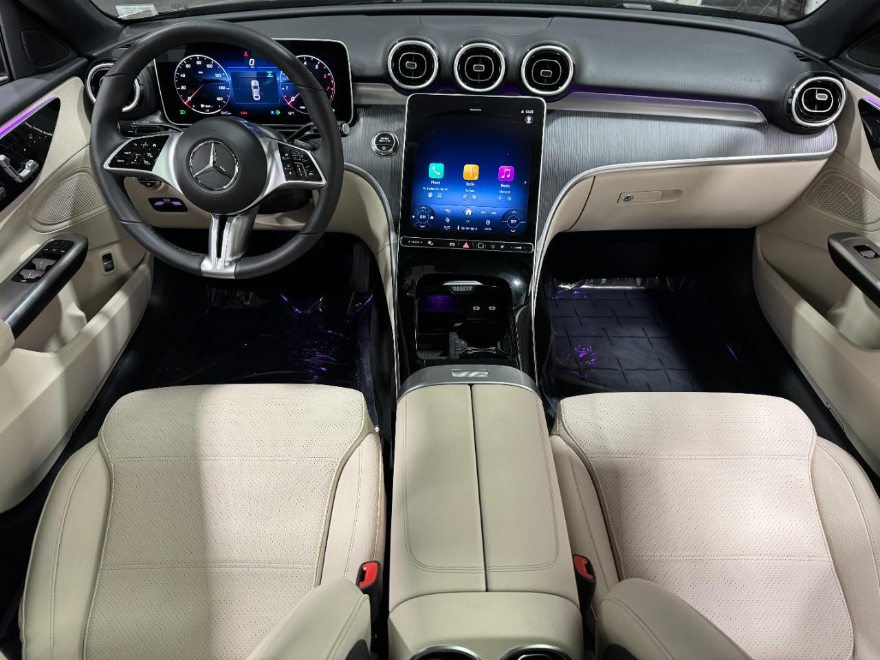 Mercedes-Benz C-Class Vehicle Full-screen Gallery Image 12