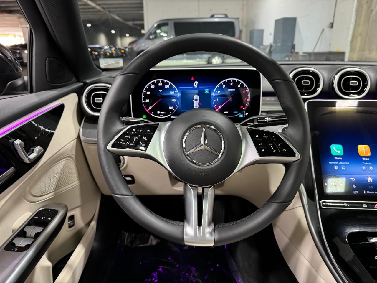 Mercedes-Benz C-Class Vehicle Full-screen Gallery Image 13