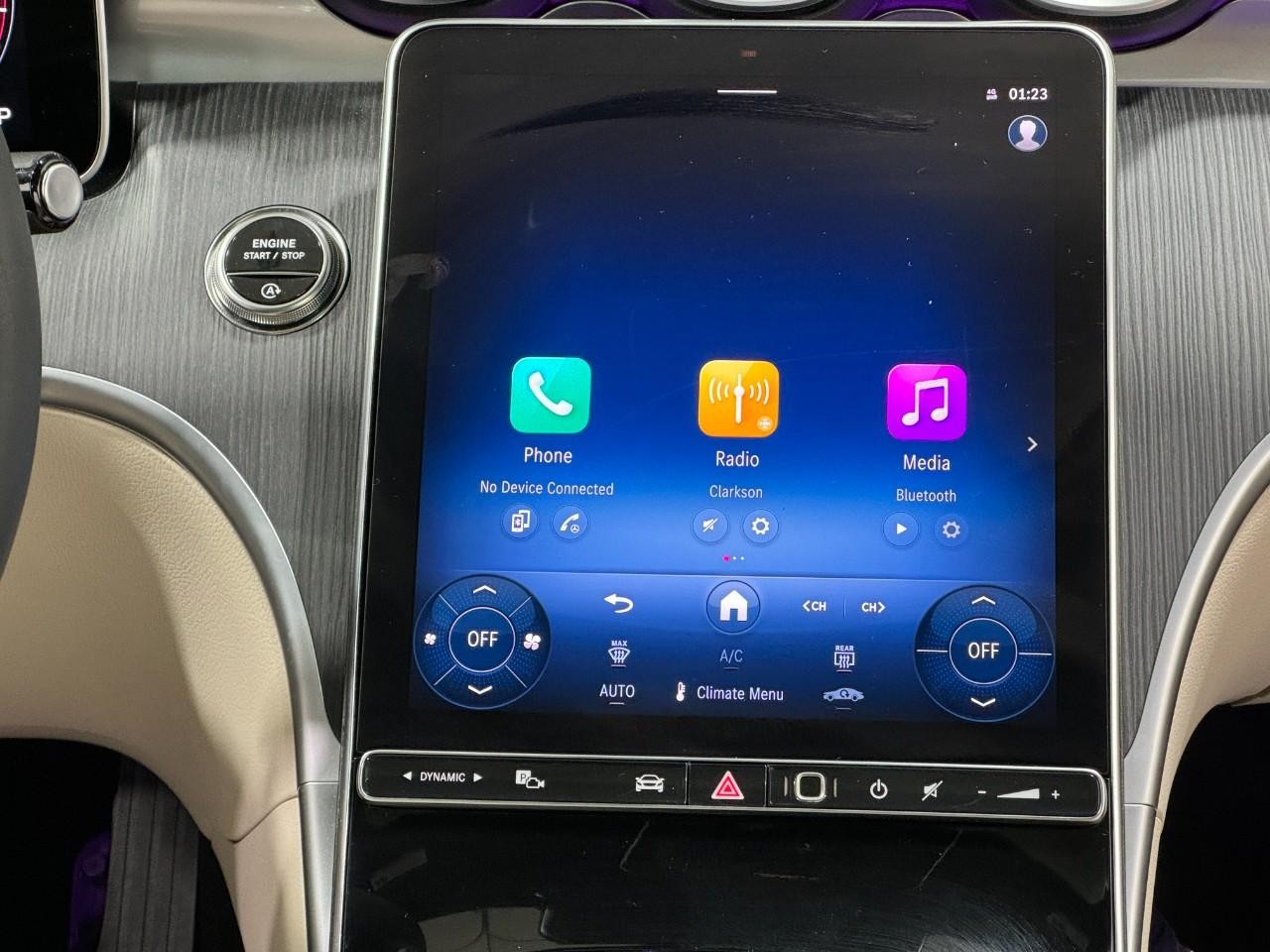 Mercedes-Benz C-Class Vehicle Full-screen Gallery Image 14