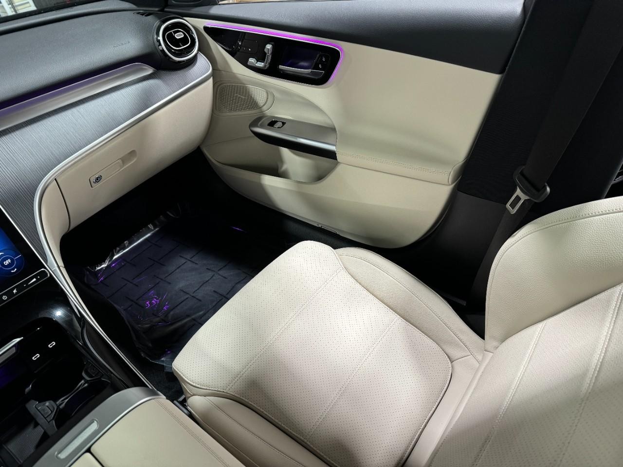 Mercedes-Benz C-Class Vehicle Full-screen Gallery Image 15