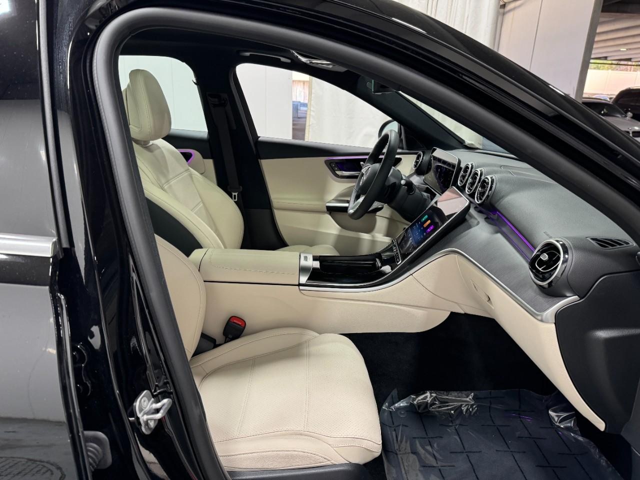 Mercedes-Benz C-Class Vehicle Full-screen Gallery Image 16