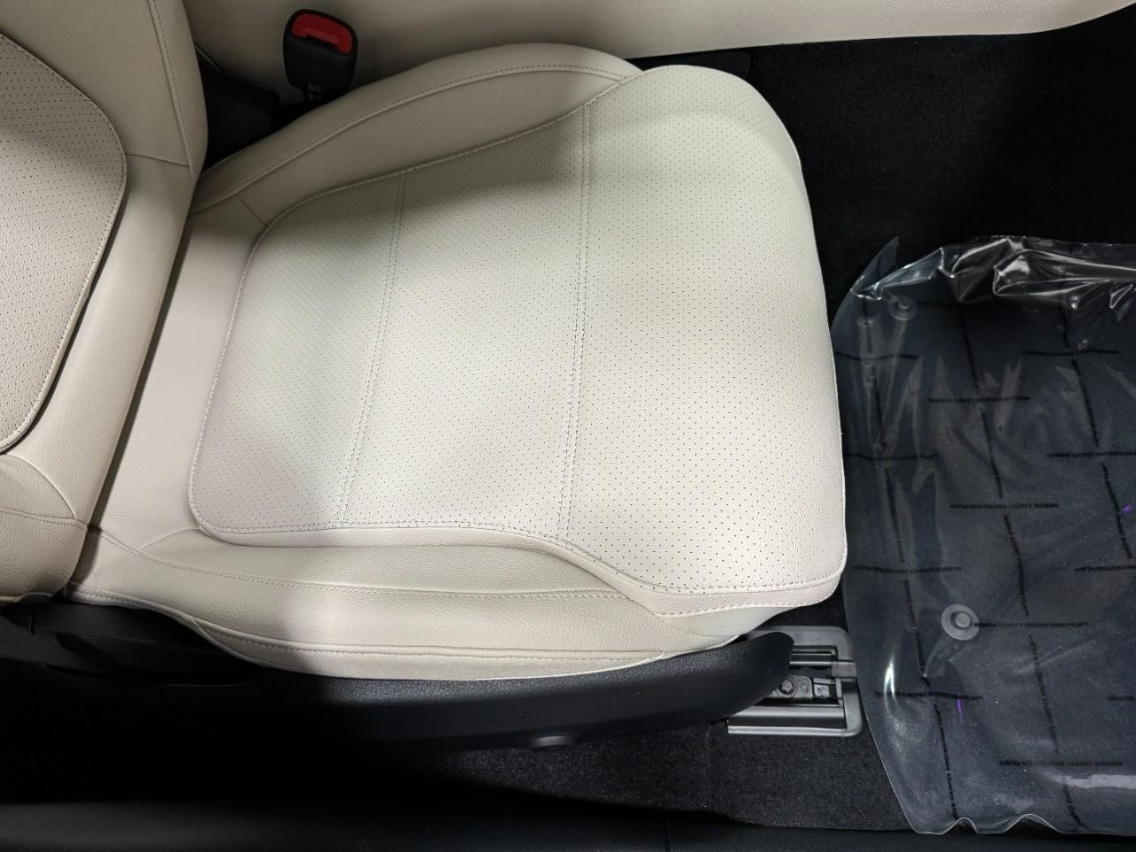 Mercedes-Benz C-Class Vehicle Full-screen Gallery Image 17