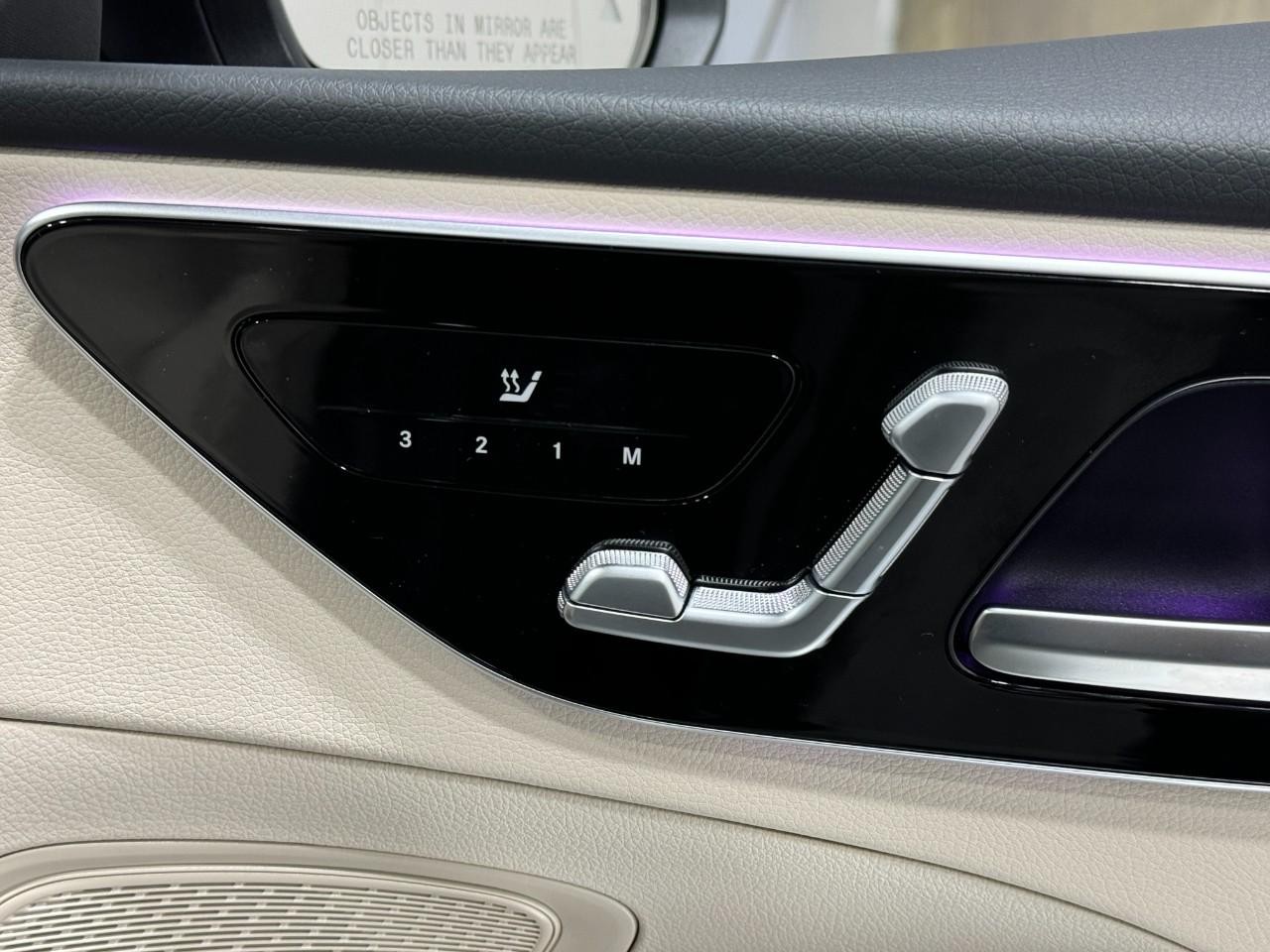 Mercedes-Benz C-Class Vehicle Full-screen Gallery Image 19