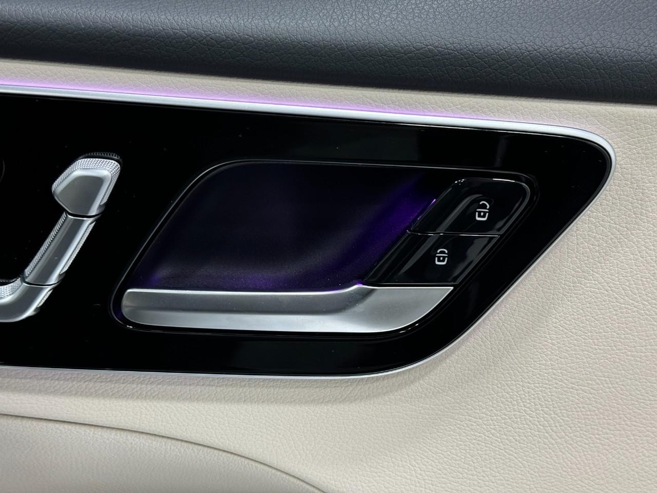 Mercedes-Benz C-Class Vehicle Full-screen Gallery Image 20