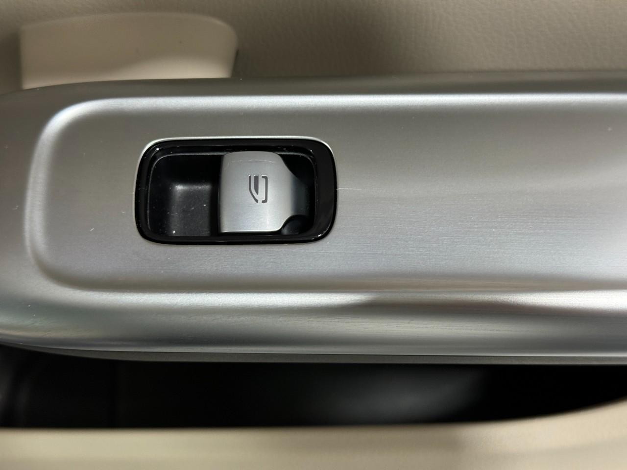 Mercedes-Benz C-Class Vehicle Full-screen Gallery Image 21