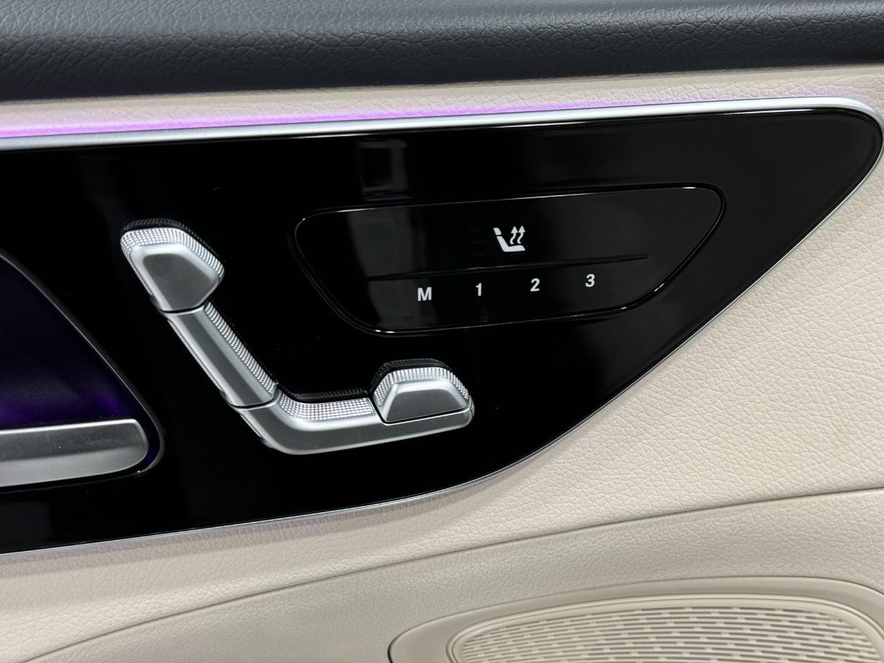 Mercedes-Benz C-Class Vehicle Full-screen Gallery Image 22