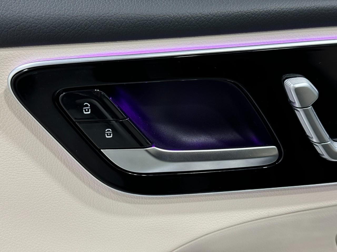 Mercedes-Benz C-Class Vehicle Full-screen Gallery Image 23