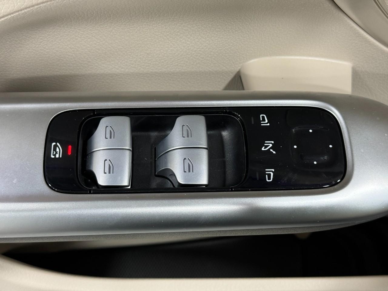 Mercedes-Benz C-Class Vehicle Full-screen Gallery Image 24