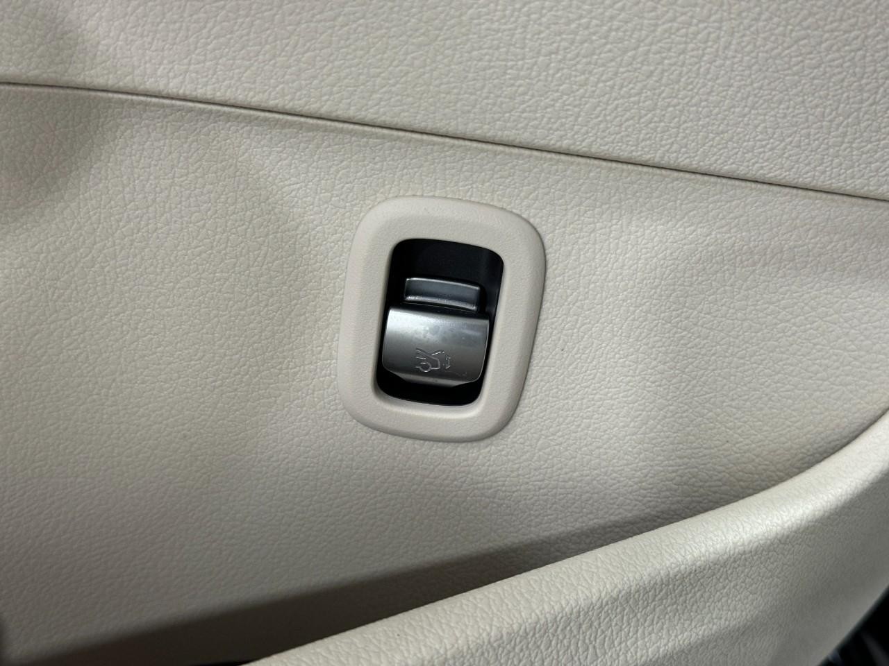 Mercedes-Benz C-Class Vehicle Full-screen Gallery Image 25