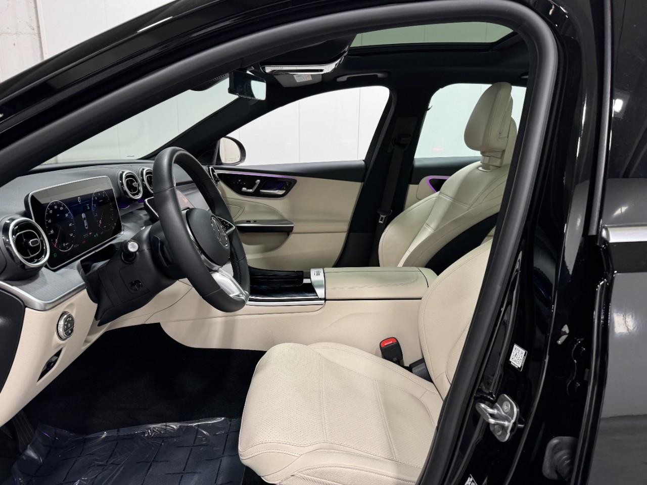 Mercedes-Benz C-Class Vehicle Full-screen Gallery Image 26