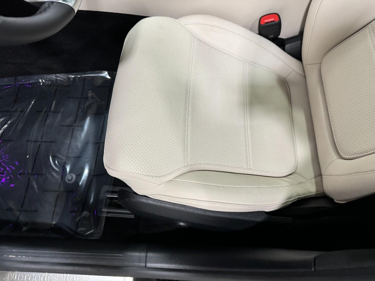 Mercedes-Benz C-Class Vehicle Full-screen Gallery Image 27