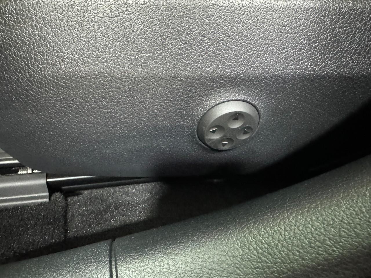 Mercedes-Benz C-Class Vehicle Full-screen Gallery Image 28