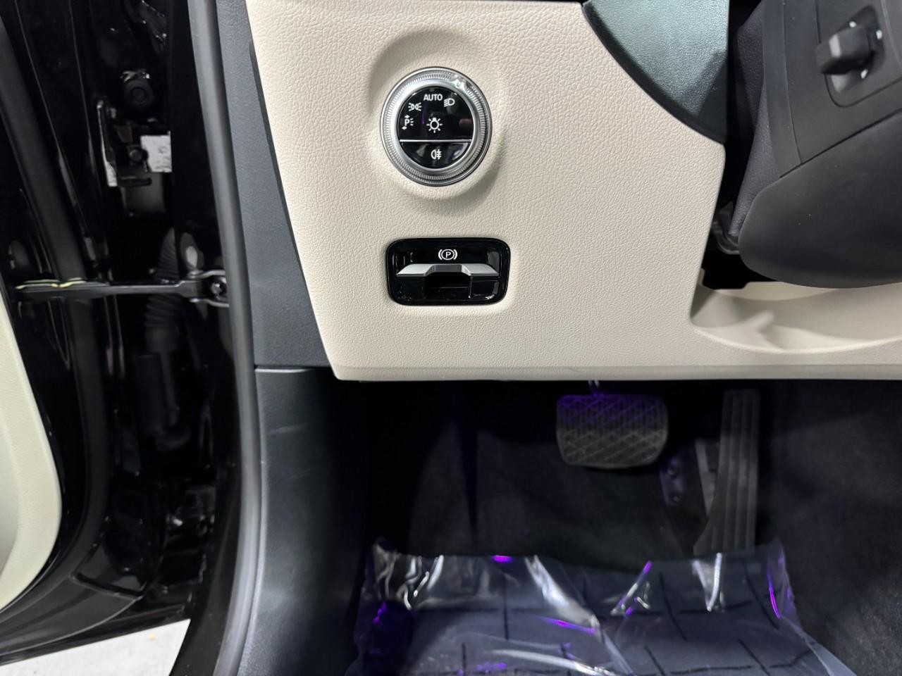 Mercedes-Benz C-Class Vehicle Full-screen Gallery Image 29