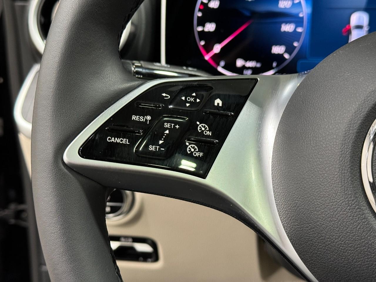 Mercedes-Benz C-Class Vehicle Full-screen Gallery Image 30