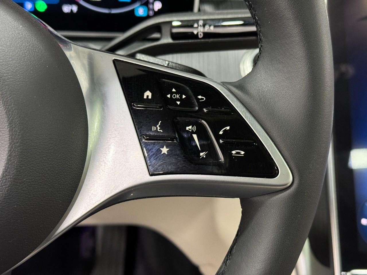 Mercedes-Benz C-Class Vehicle Full-screen Gallery Image 31