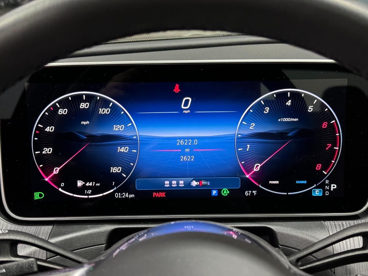 Mercedes-Benz C-Class Vehicle Full-screen Gallery Image 32