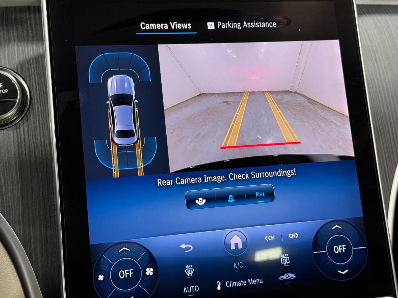 Mercedes-Benz C-Class Vehicle Full-screen Gallery Image 34