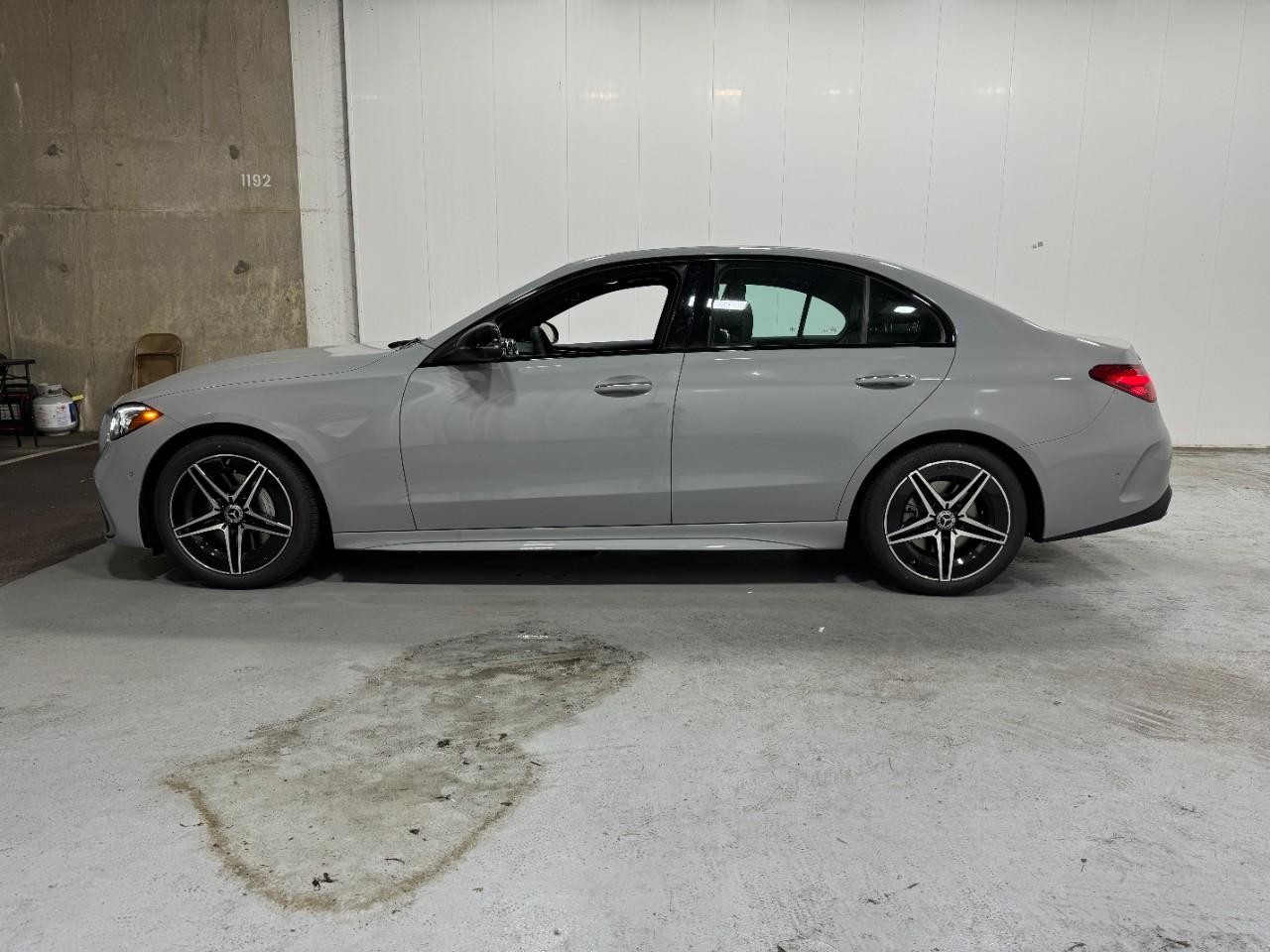 Mercedes-Benz C-Class Vehicle Full-screen Gallery Image 2