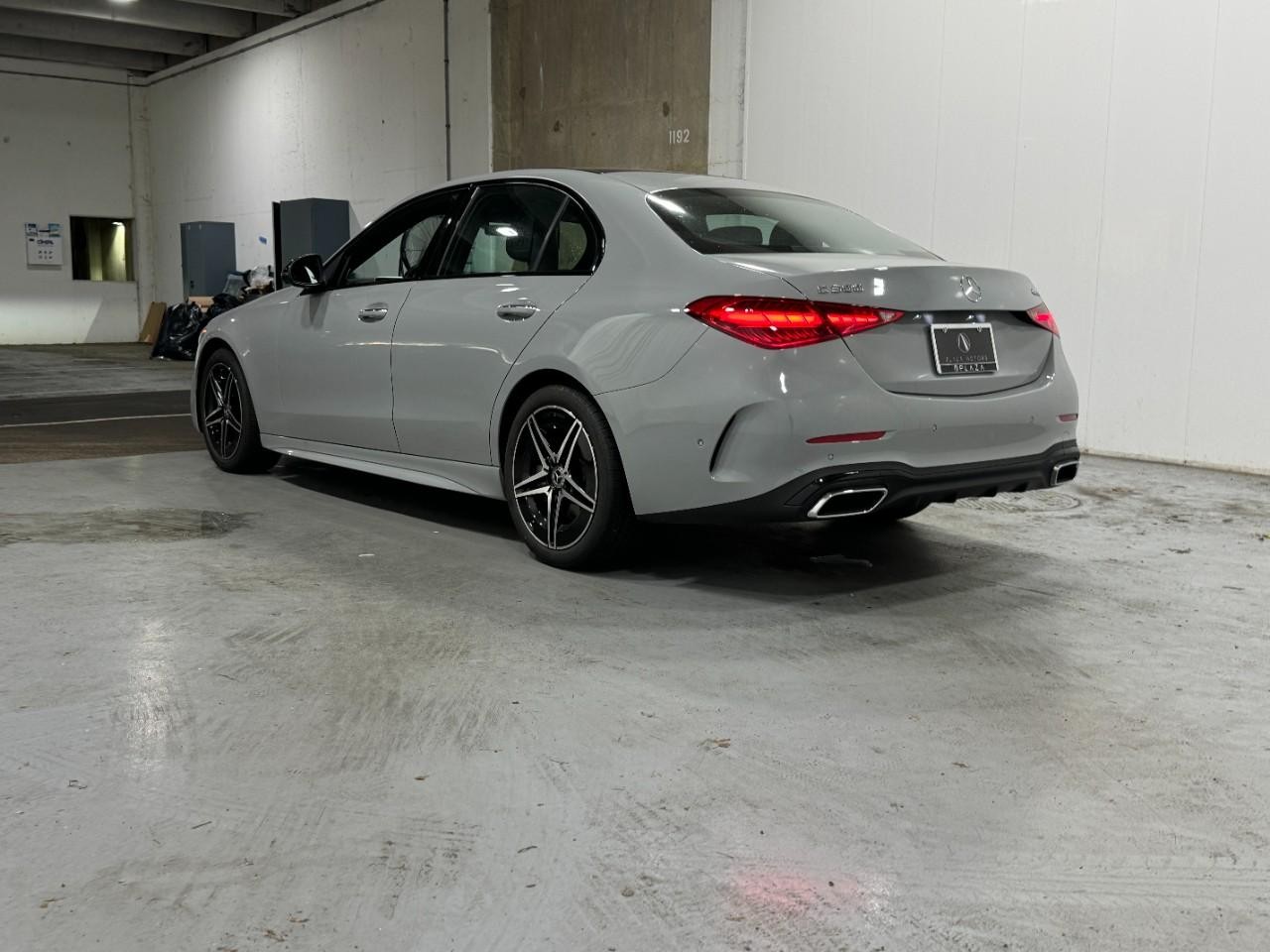 Mercedes-Benz C-Class Vehicle Full-screen Gallery Image 3