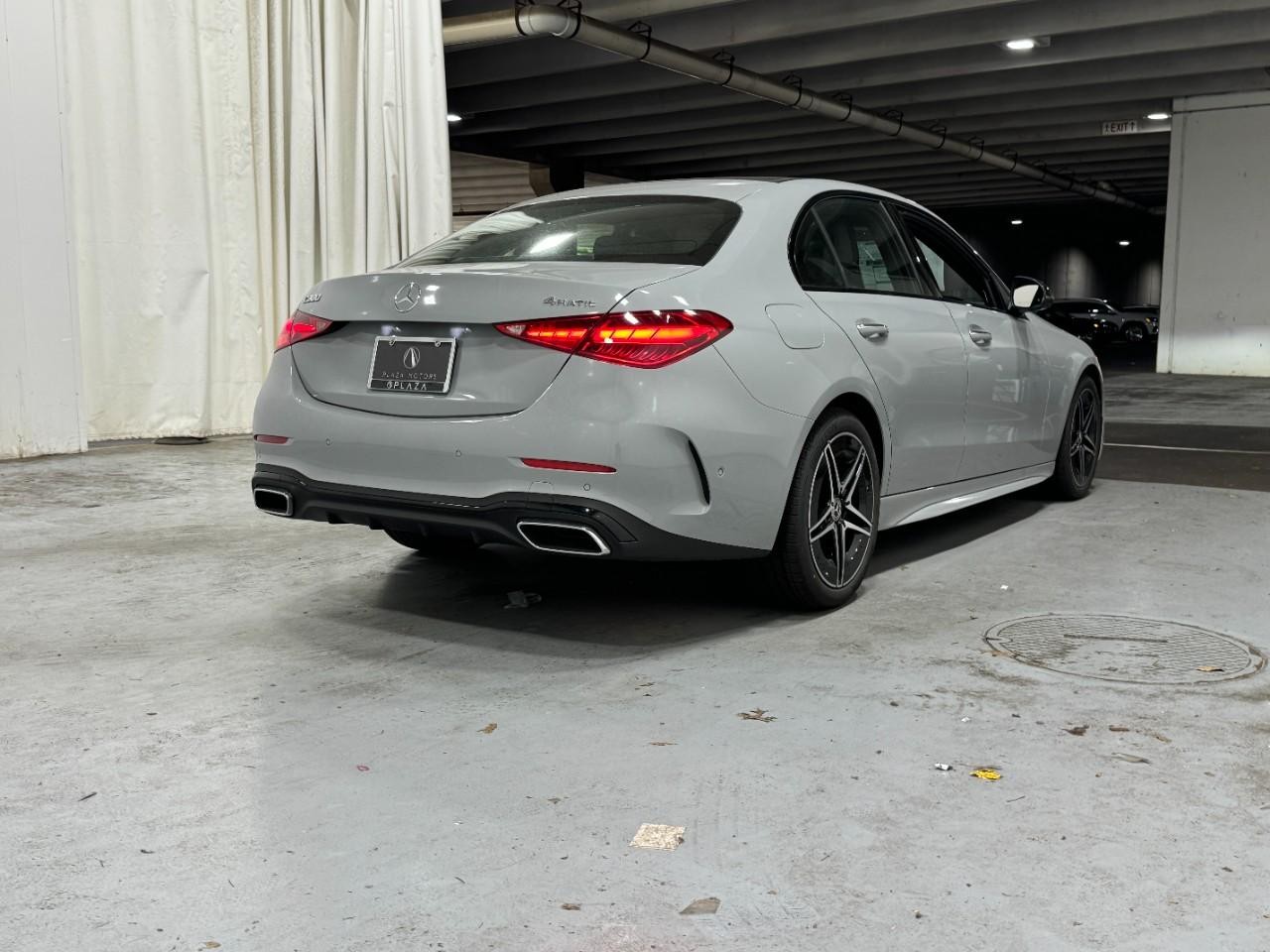 Mercedes-Benz C-Class Vehicle Full-screen Gallery Image 4