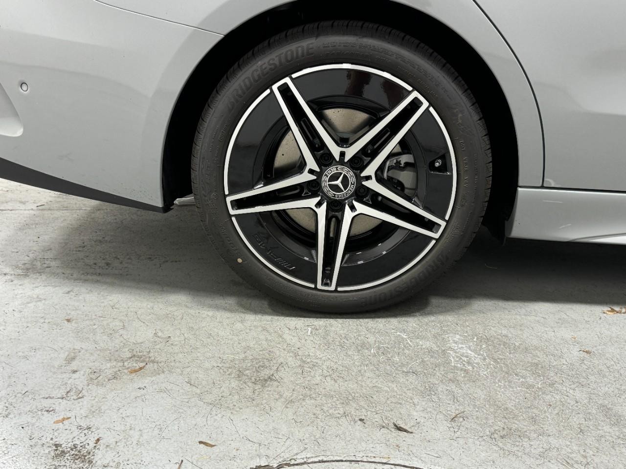 Mercedes-Benz C-Class Vehicle Full-screen Gallery Image 5