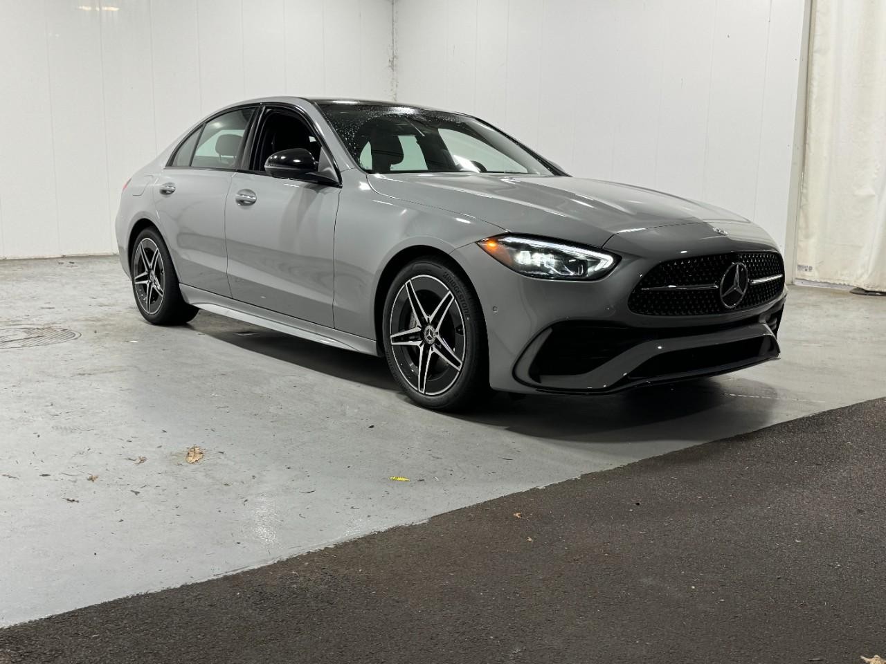 Mercedes-Benz C-Class Vehicle Full-screen Gallery Image 6