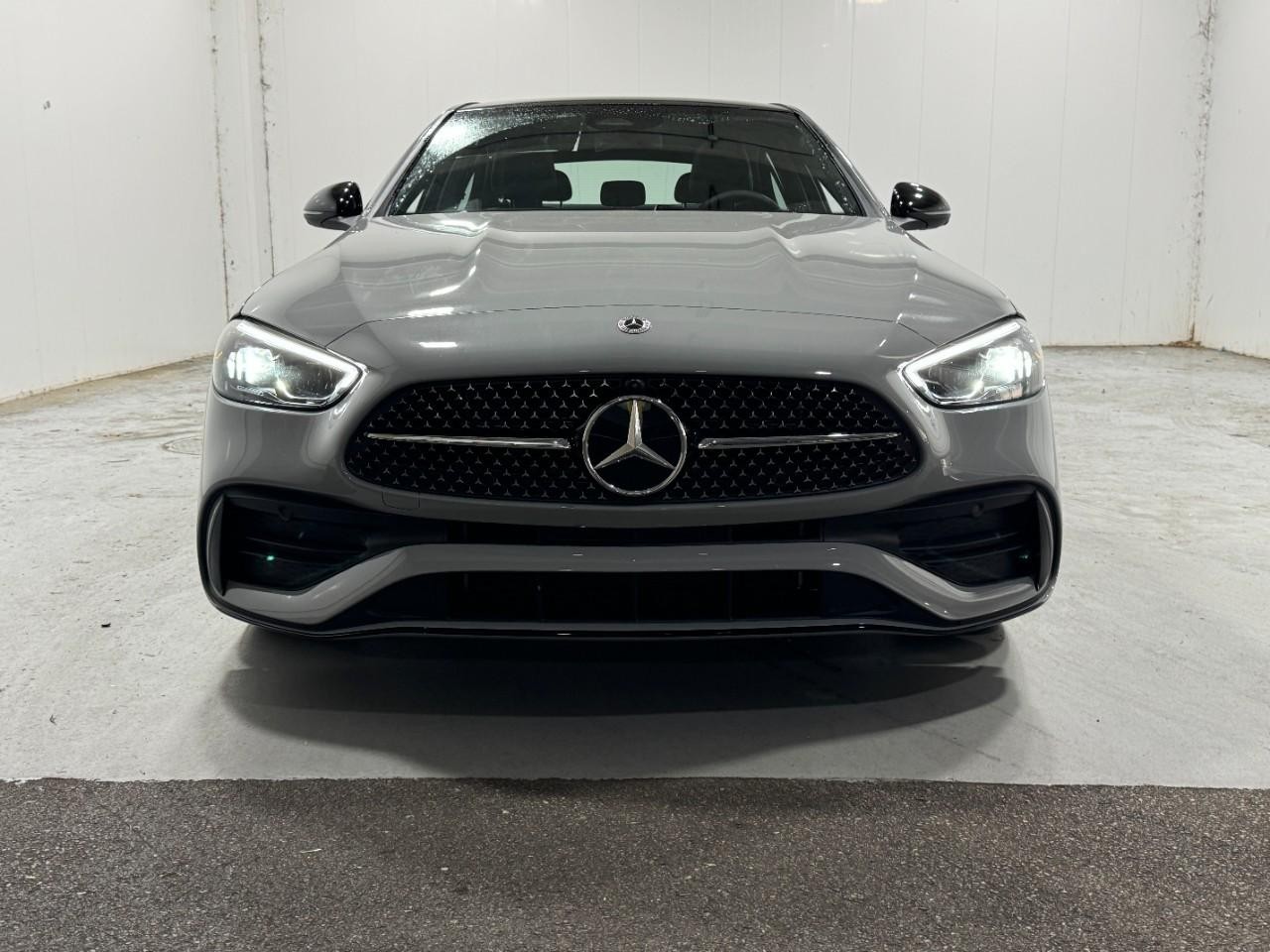 Mercedes-Benz C-Class Vehicle Full-screen Gallery Image 7