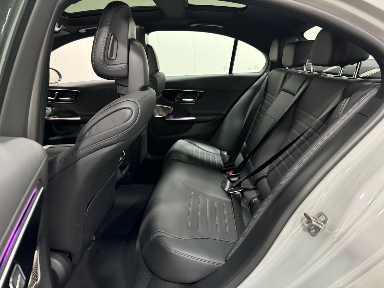 Mercedes-Benz C-Class Vehicle Full-screen Gallery Image 8