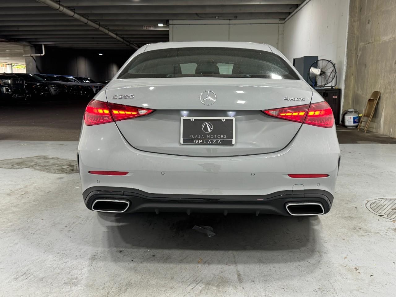 Mercedes-Benz C-Class Vehicle Full-screen Gallery Image 9