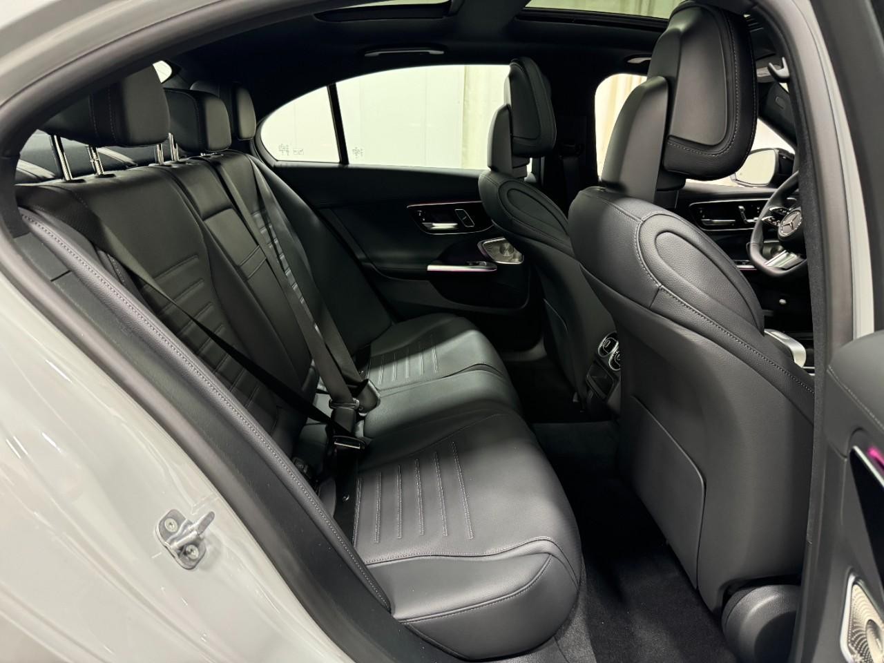 Mercedes-Benz C-Class Vehicle Full-screen Gallery Image 10