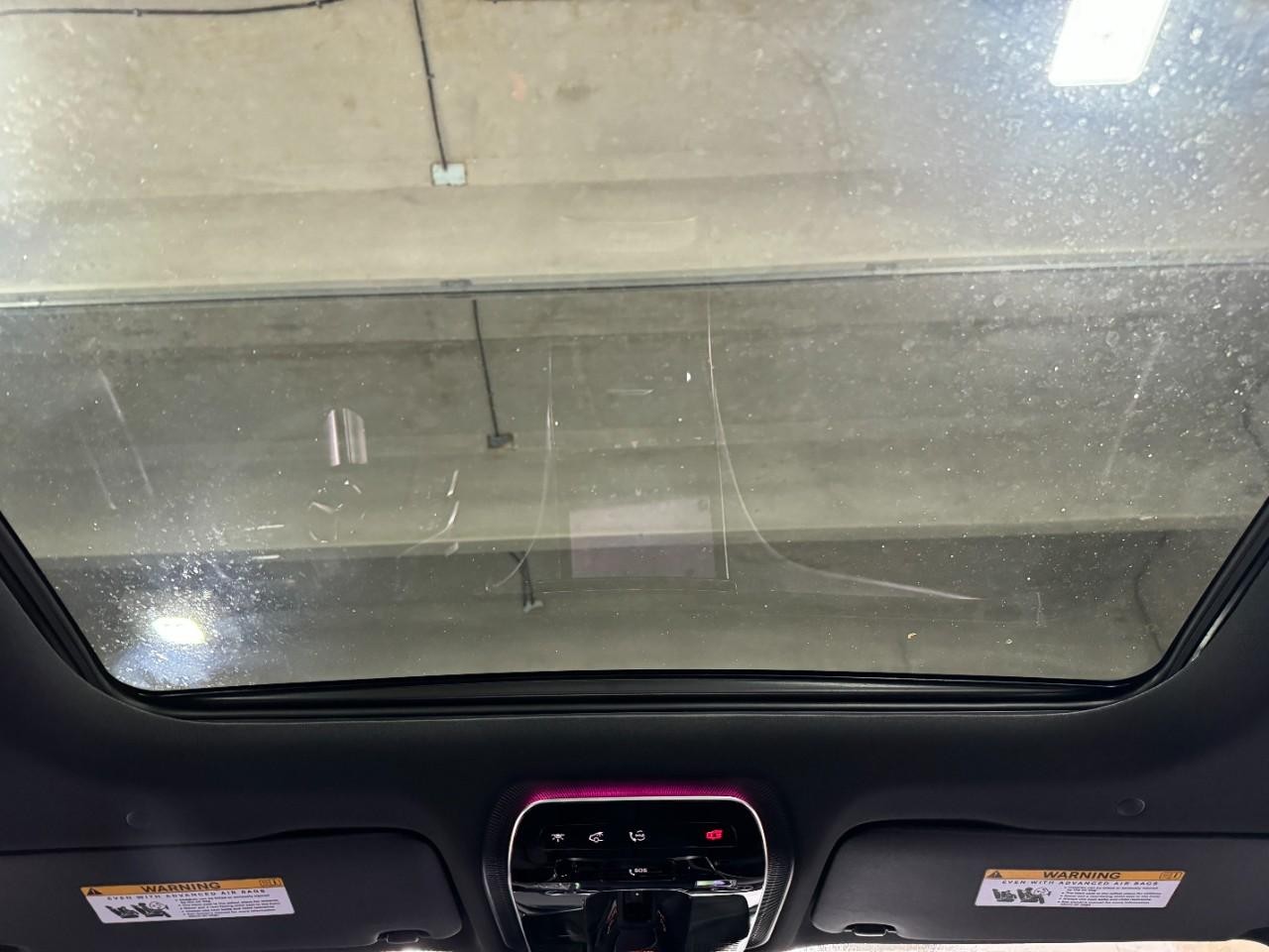 Mercedes-Benz C-Class Vehicle Full-screen Gallery Image 11