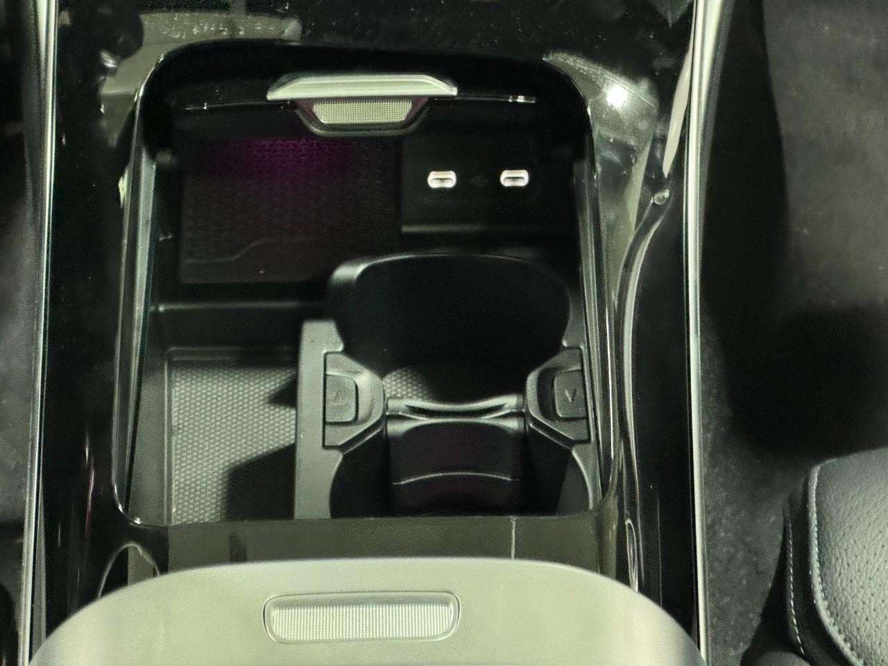 Mercedes-Benz C-Class Vehicle Full-screen Gallery Image 16