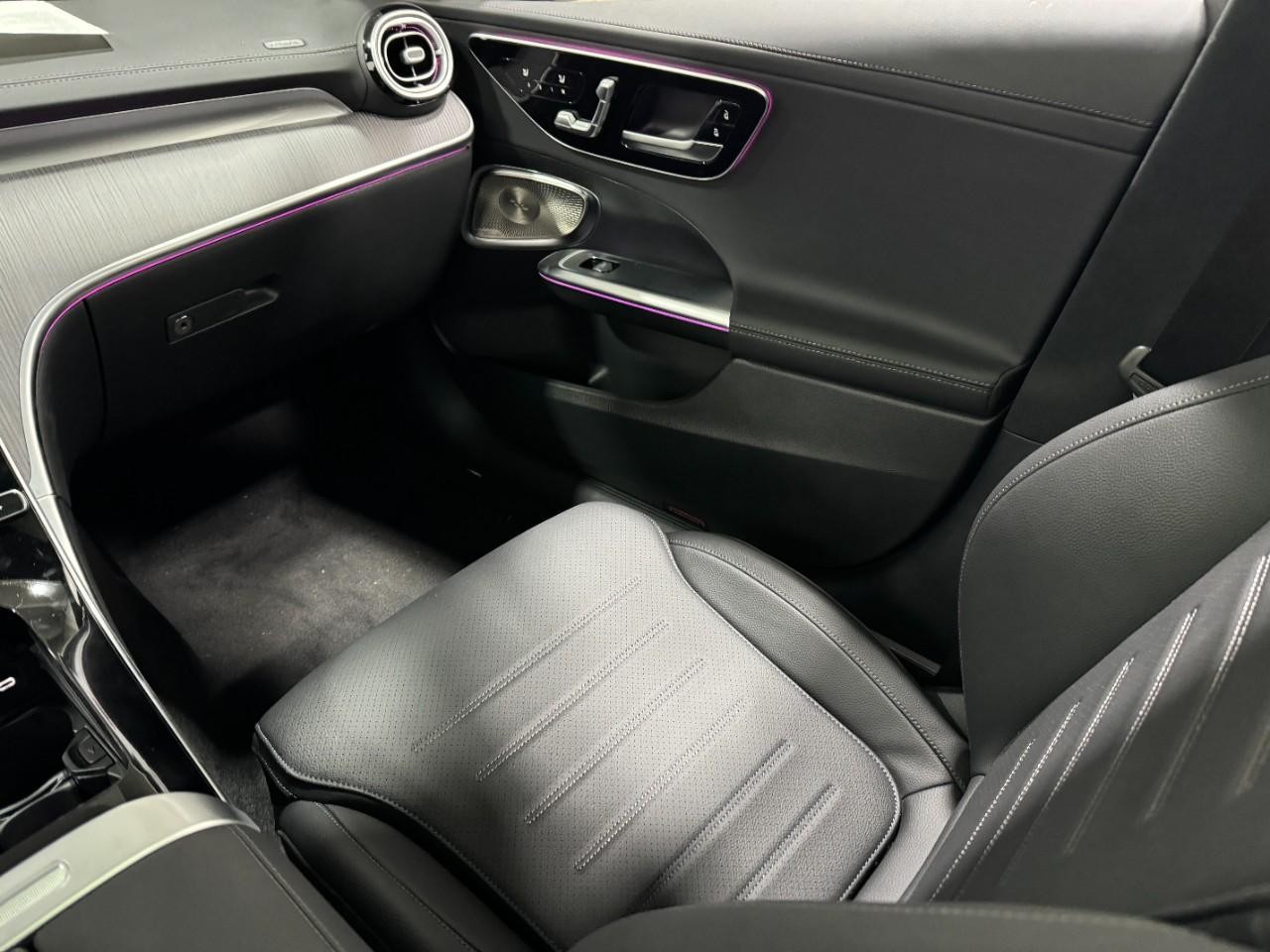 Mercedes-Benz C-Class Vehicle Full-screen Gallery Image 17