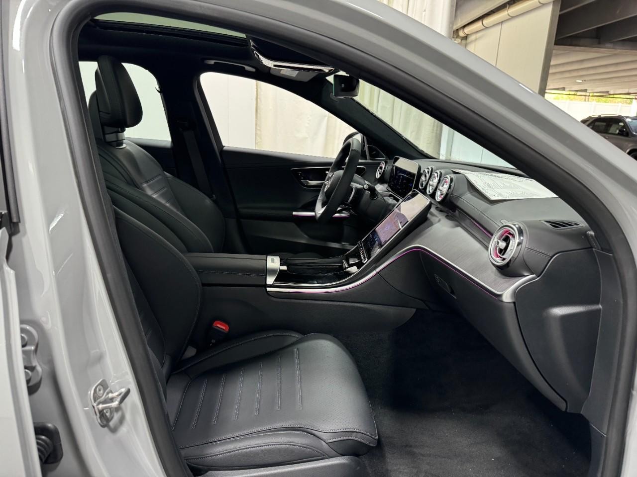 Mercedes-Benz C-Class Vehicle Full-screen Gallery Image 18