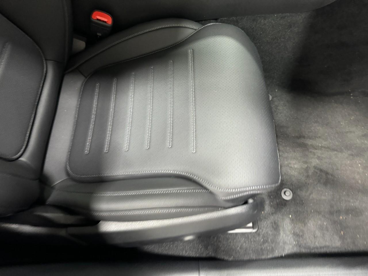 Mercedes-Benz C-Class Vehicle Full-screen Gallery Image 19