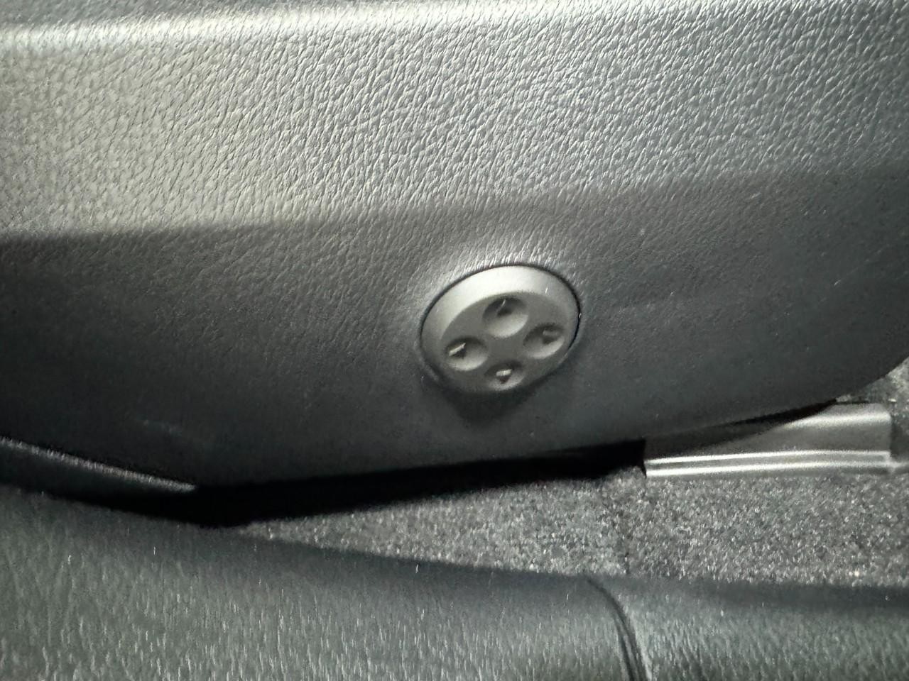 Mercedes-Benz C-Class Vehicle Full-screen Gallery Image 20