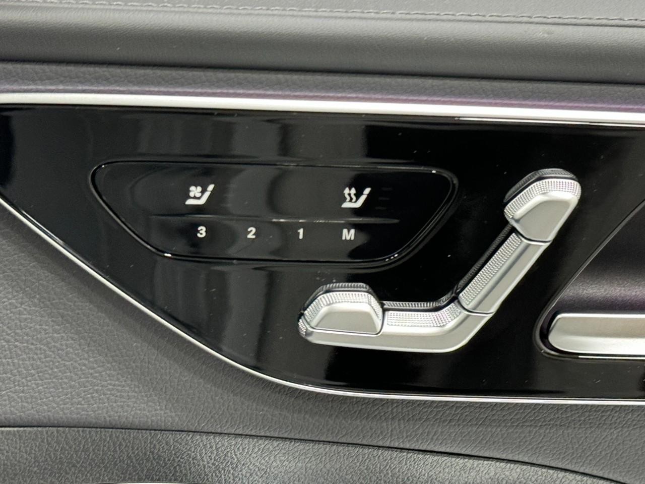 Mercedes-Benz C-Class Vehicle Full-screen Gallery Image 21