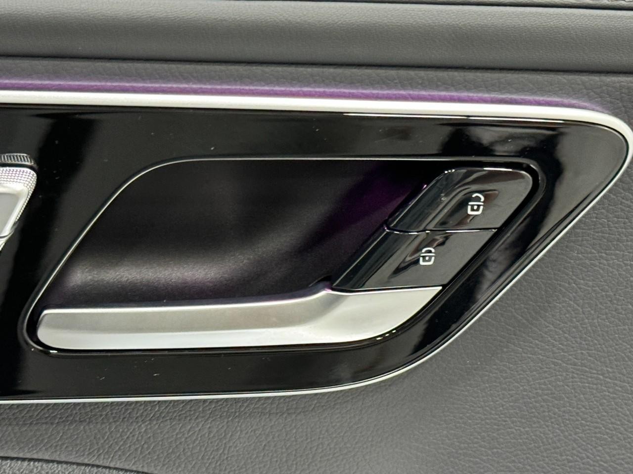 Mercedes-Benz C-Class Vehicle Full-screen Gallery Image 22