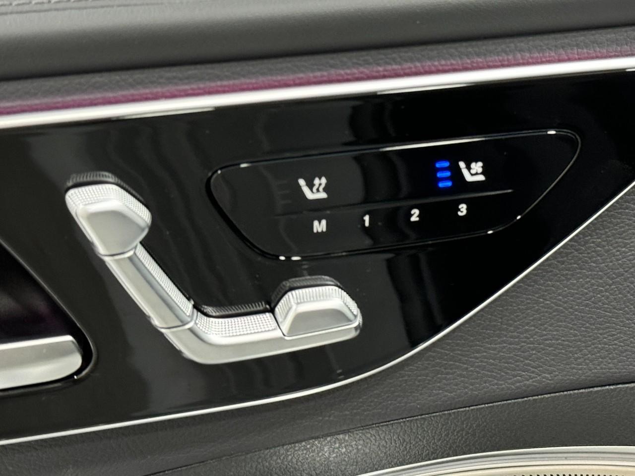 Mercedes-Benz C-Class Vehicle Full-screen Gallery Image 24