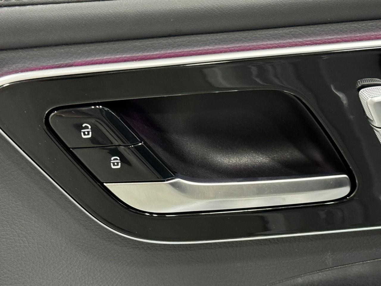 Mercedes-Benz C-Class Vehicle Full-screen Gallery Image 25