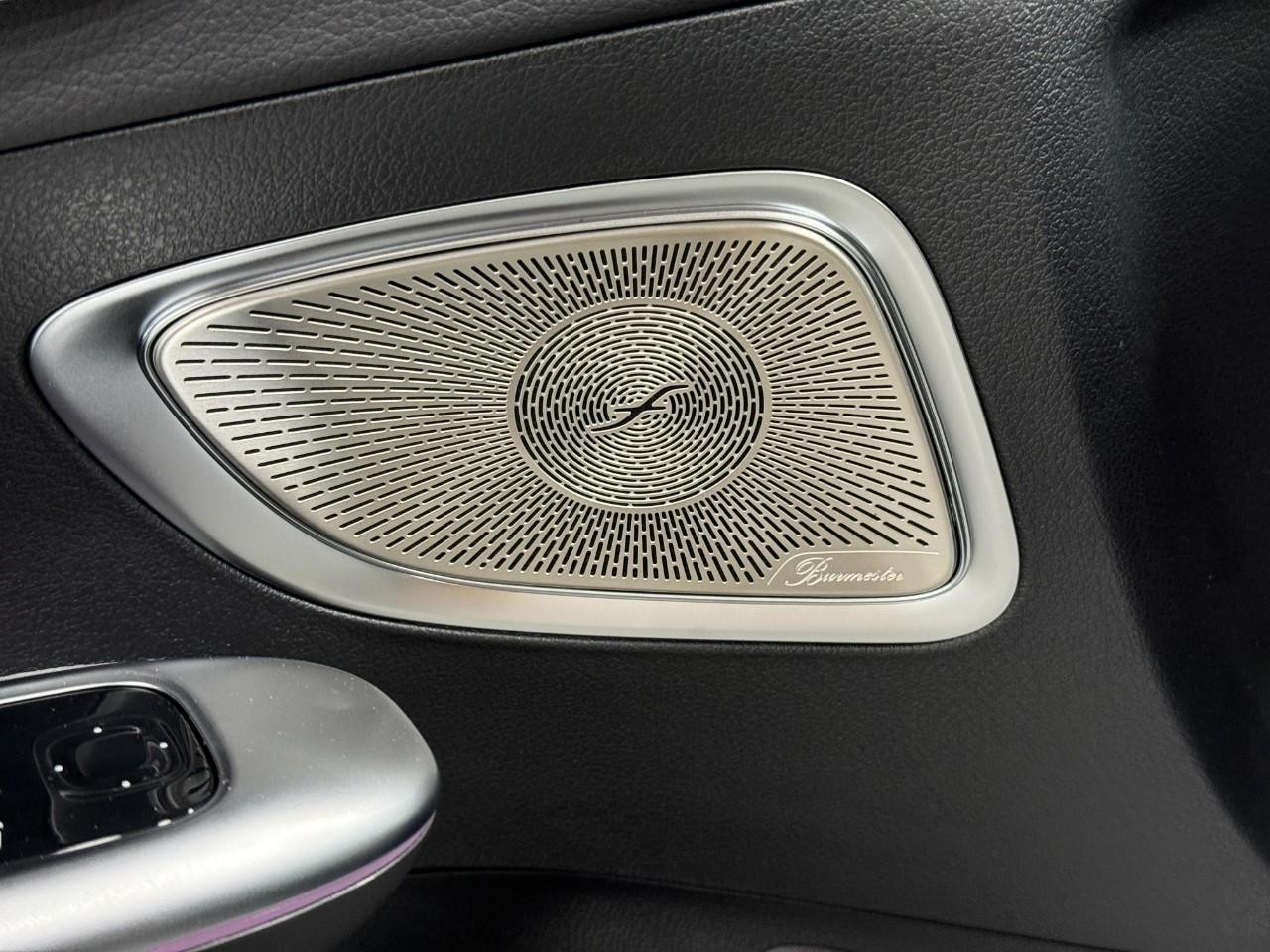 Mercedes-Benz C-Class Vehicle Full-screen Gallery Image 27