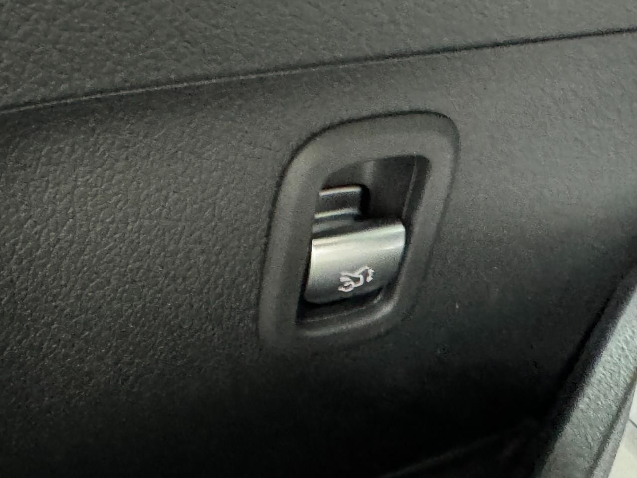 Mercedes-Benz C-Class Vehicle Full-screen Gallery Image 28